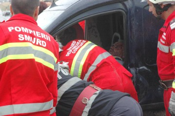 O şoferiţă a intrat cu maşina într-o gură de canal, la Valu lui Traian